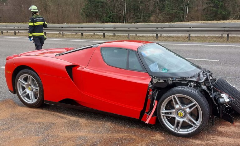 Bir Ferrari Enzo daha kaza yaptı