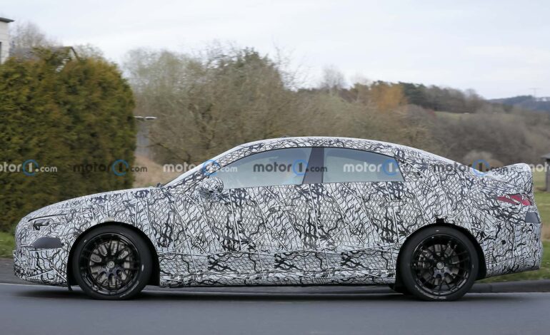 Mercedes-AMG CLA prototipi, ördek kuyruğu stili spoiler ile donatılmış.
