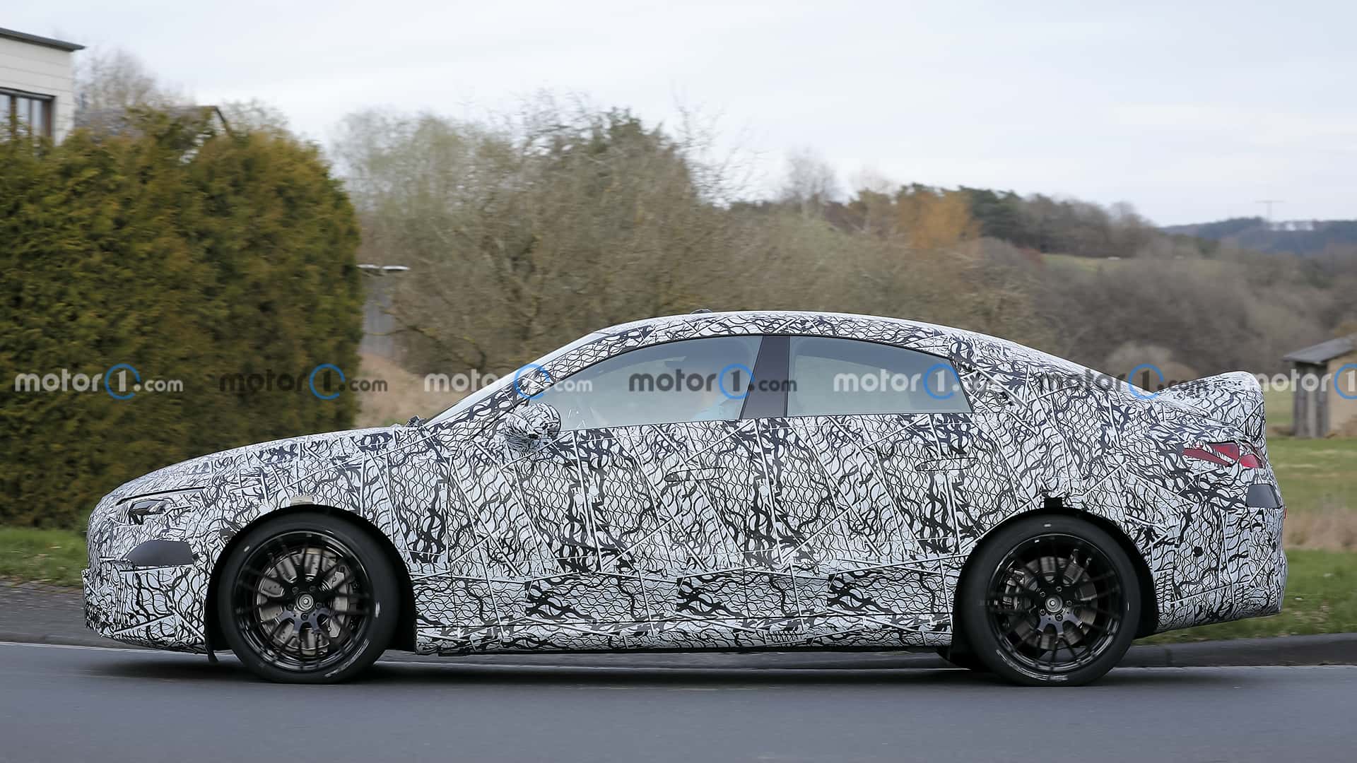 Mercedes-AMG CLA prototipi, ördek kuyruğu stili spoiler ile donatılmış.