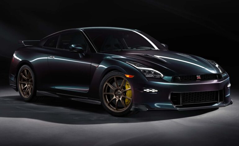 Nissan GT-R, üretim hattına veda etmek için iki özel versiyonla geri dönüyor.