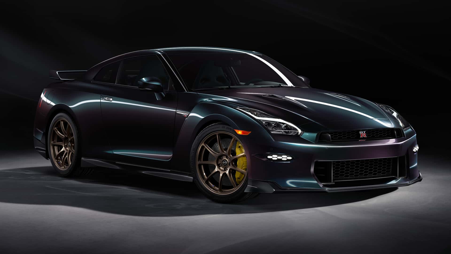 Nissan GT-R, üretim hattına veda etmek için iki özel versiyonla geri dönüyor.