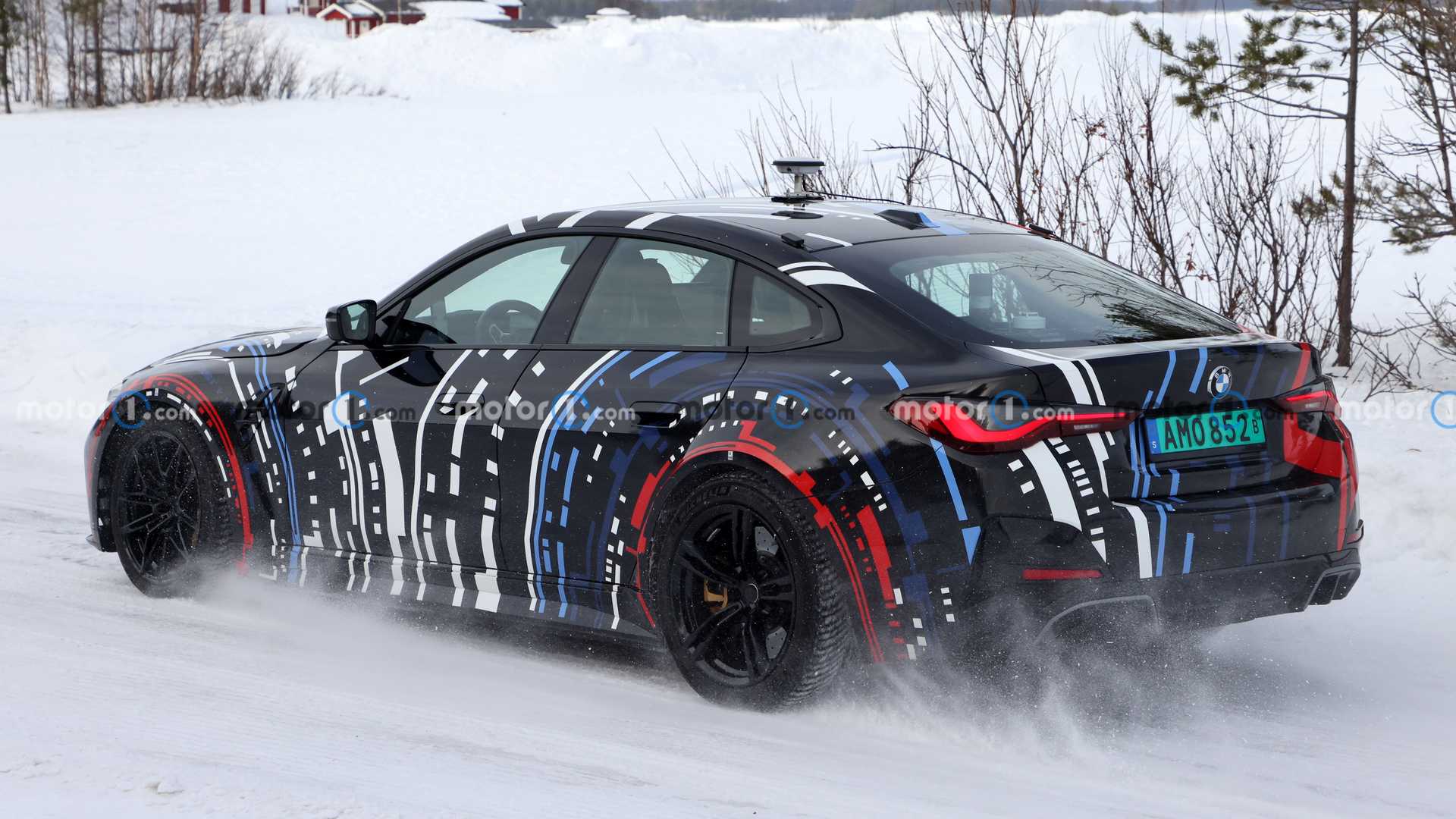 Dört elektromotorlu M-prototipi araba testinde