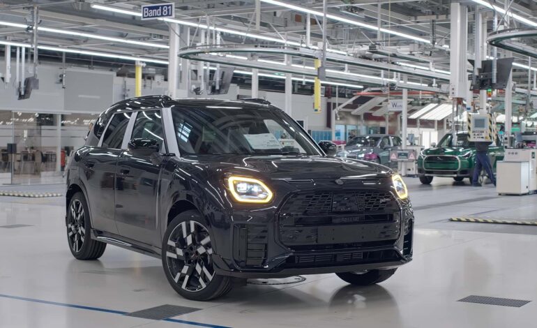 Yeni BMW ve Mini modelleri, montaj hattından kendi kendine çıkıyor.