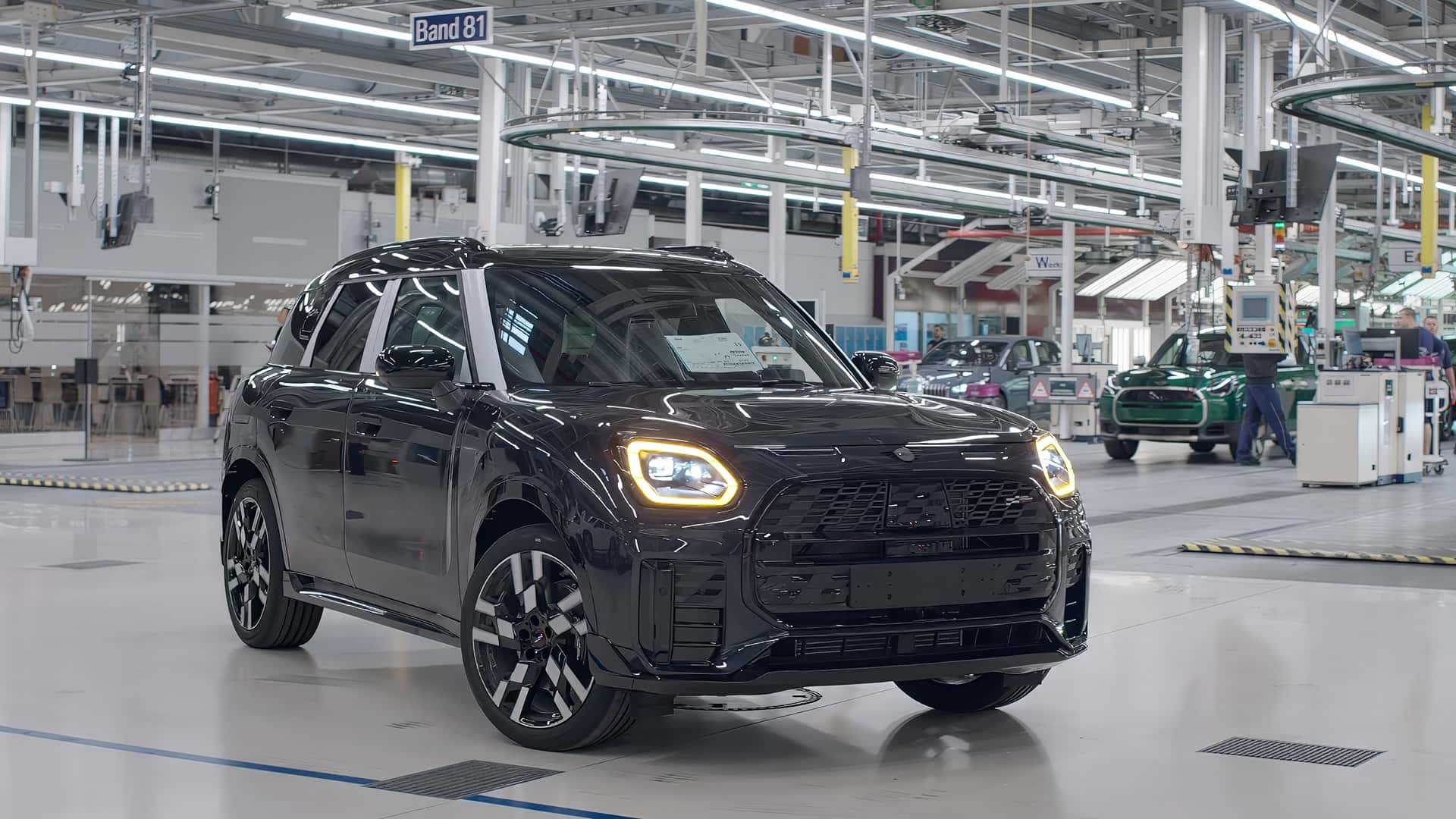 Yeni BMW ve Mini modelleri, montaj hattından kendi kendine çıkıyor.