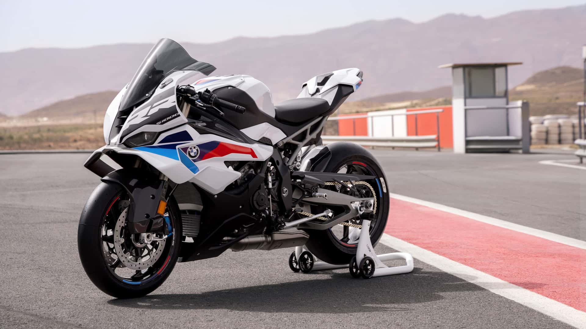BMW Motorrad, yeni Superbike ve Hyper Naked modellerini tanıttı.