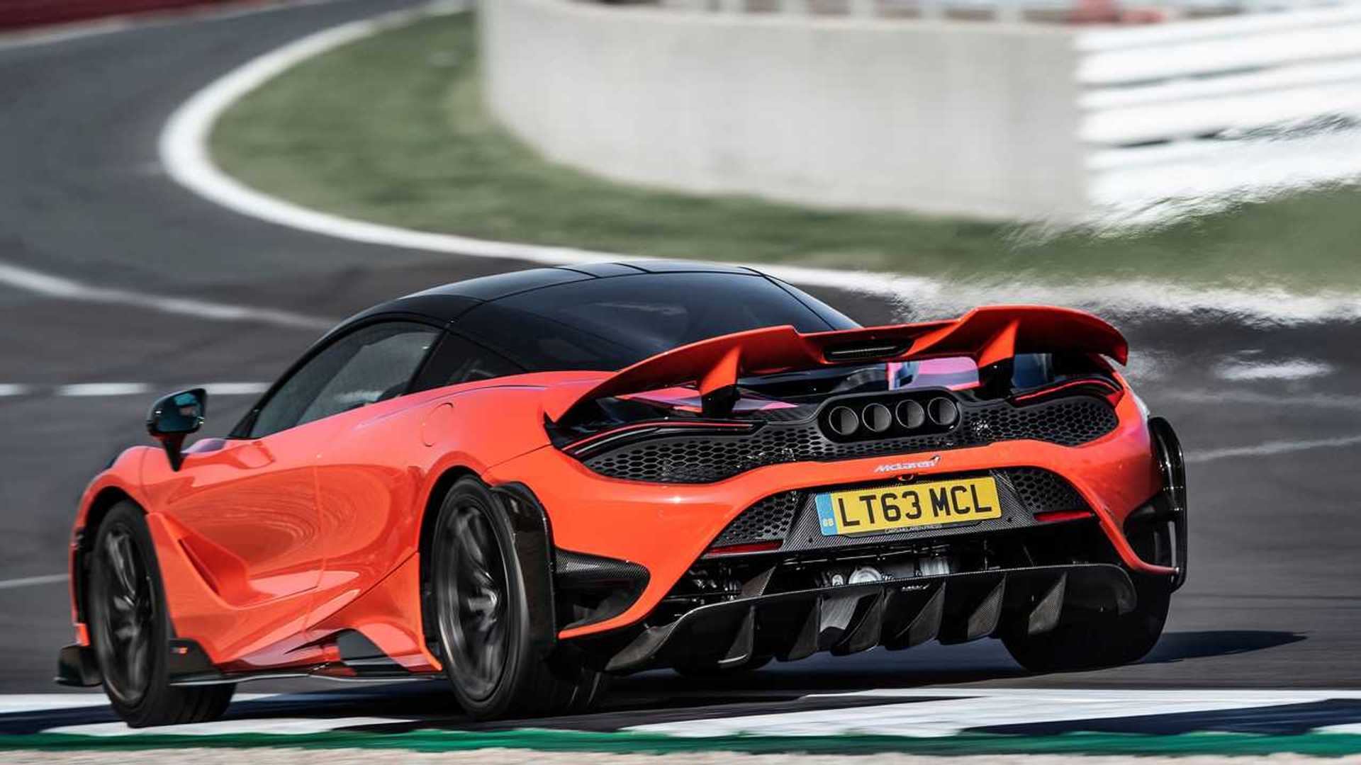 McLaren 765LT, geri çağrılan arka camı nedeniyle dikkat çekiyor.