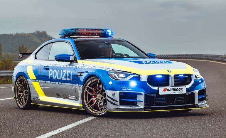 BMW M2, 560 beygir gücüyle polis kıyafeti giyiyor!