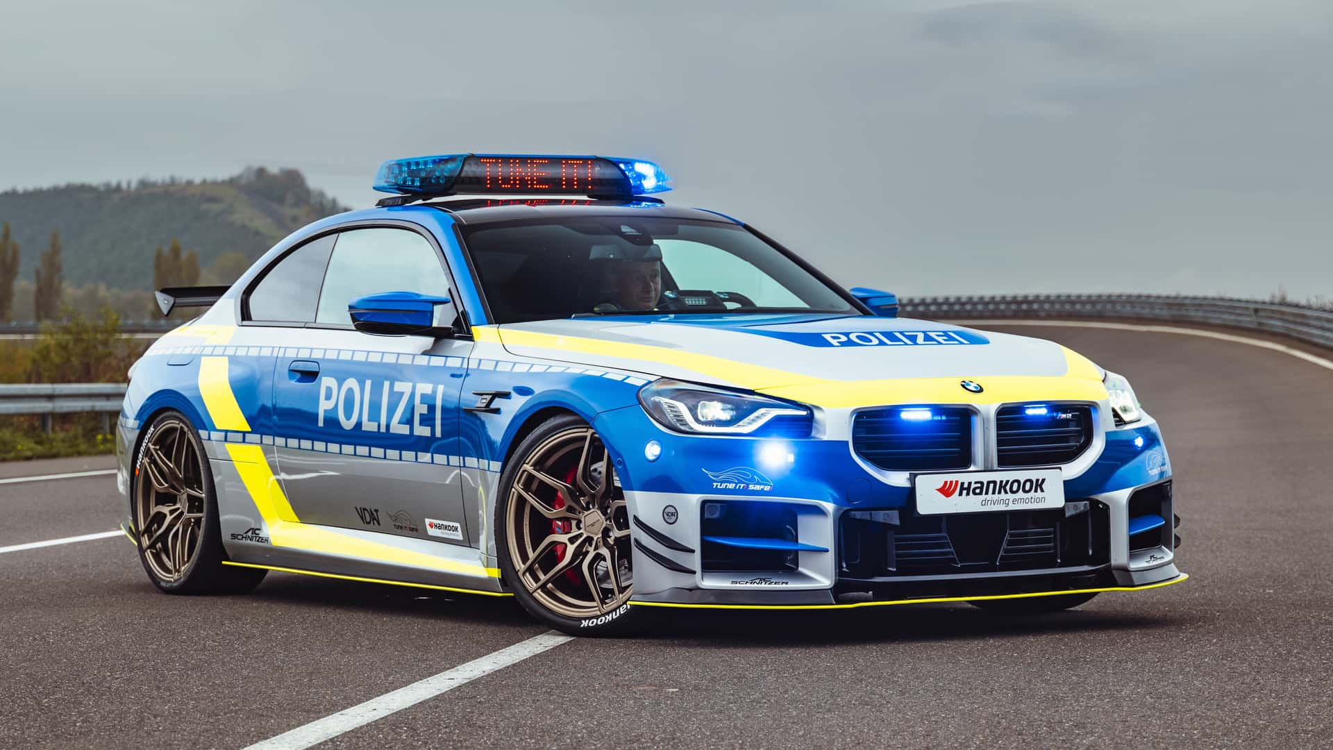BMW M2, 560 beygir gücüyle polis kıyafeti giyiyor!