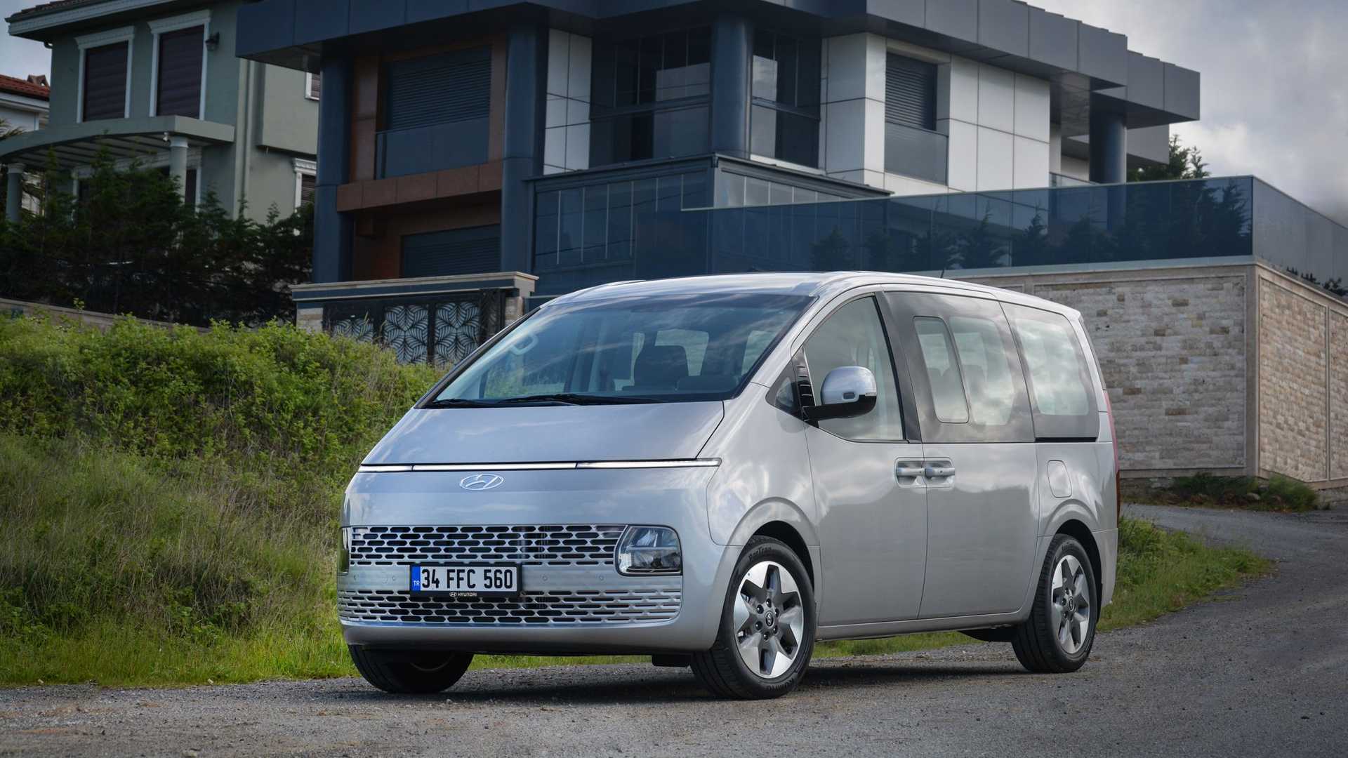 Hyundai Staria Hibrit artık resmen Türkiye’de bulunuyor!