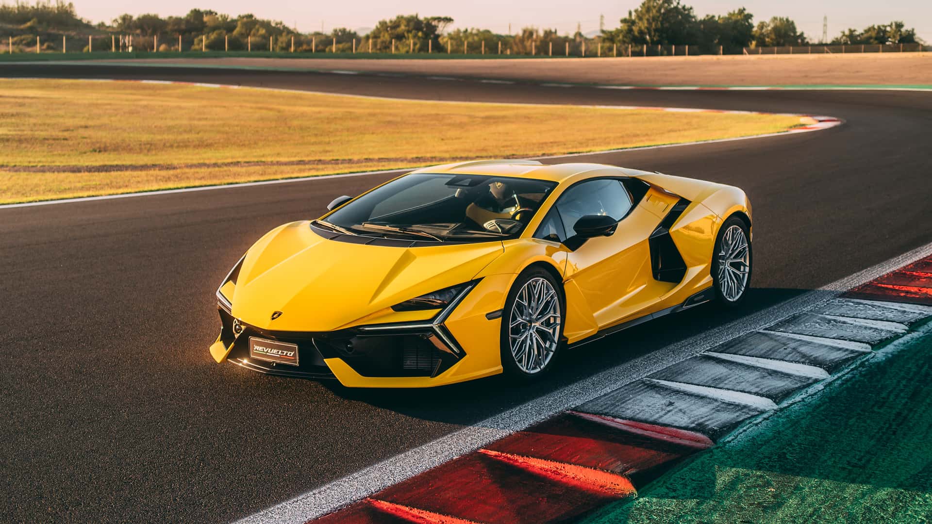 Lamborghini, iki Revuelto modelini geri çağırma kararı aldı.