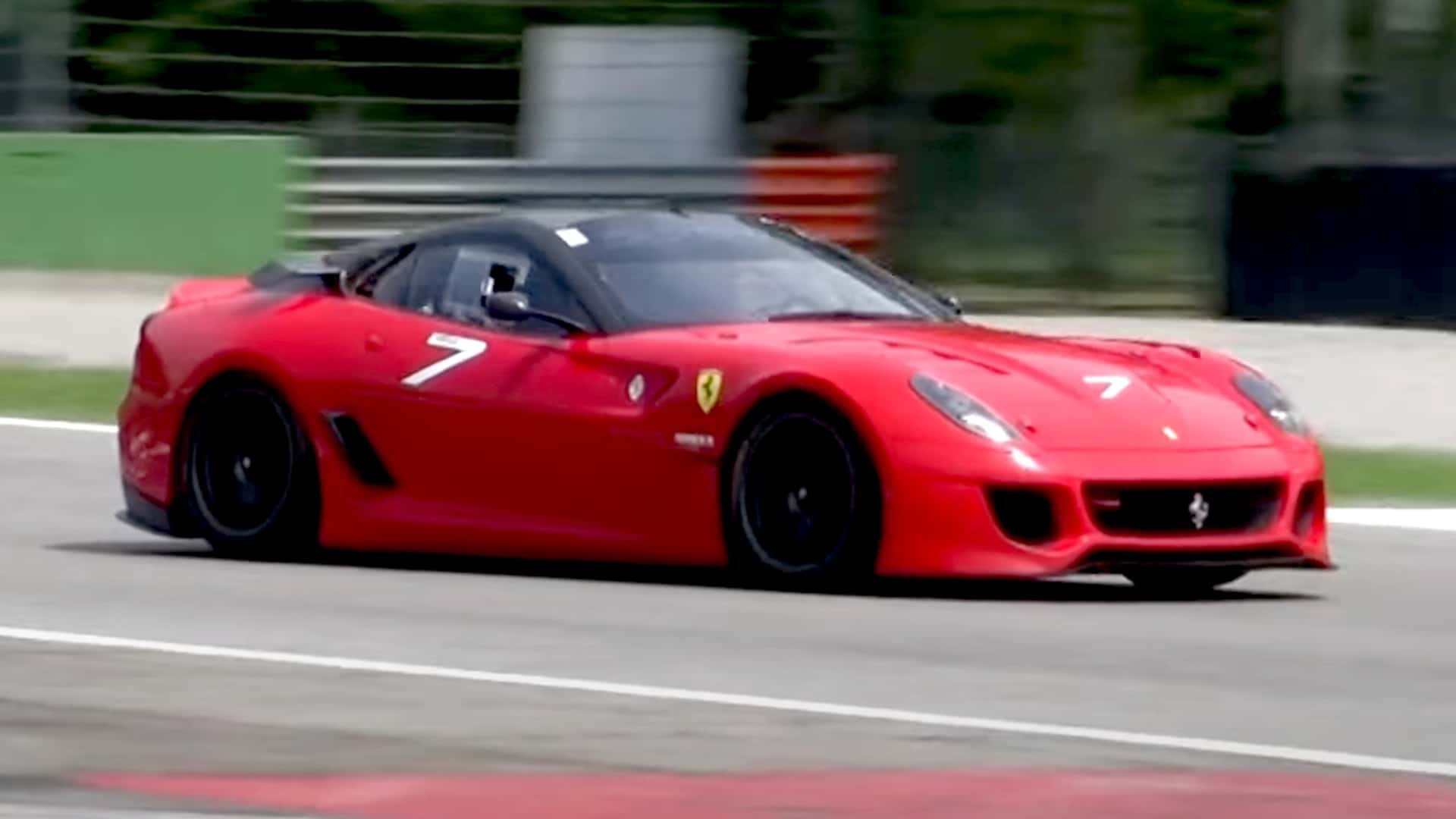 Ferrari 599XX, motorunun altında bir orkestra gibi sesler çıkarıyor.