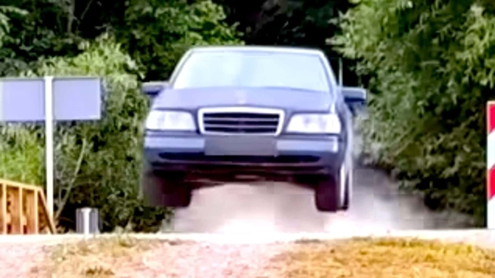 Eski bir Mercedes, Gymkhana aracı olarak dönüştürülmeye çalışılıyor.