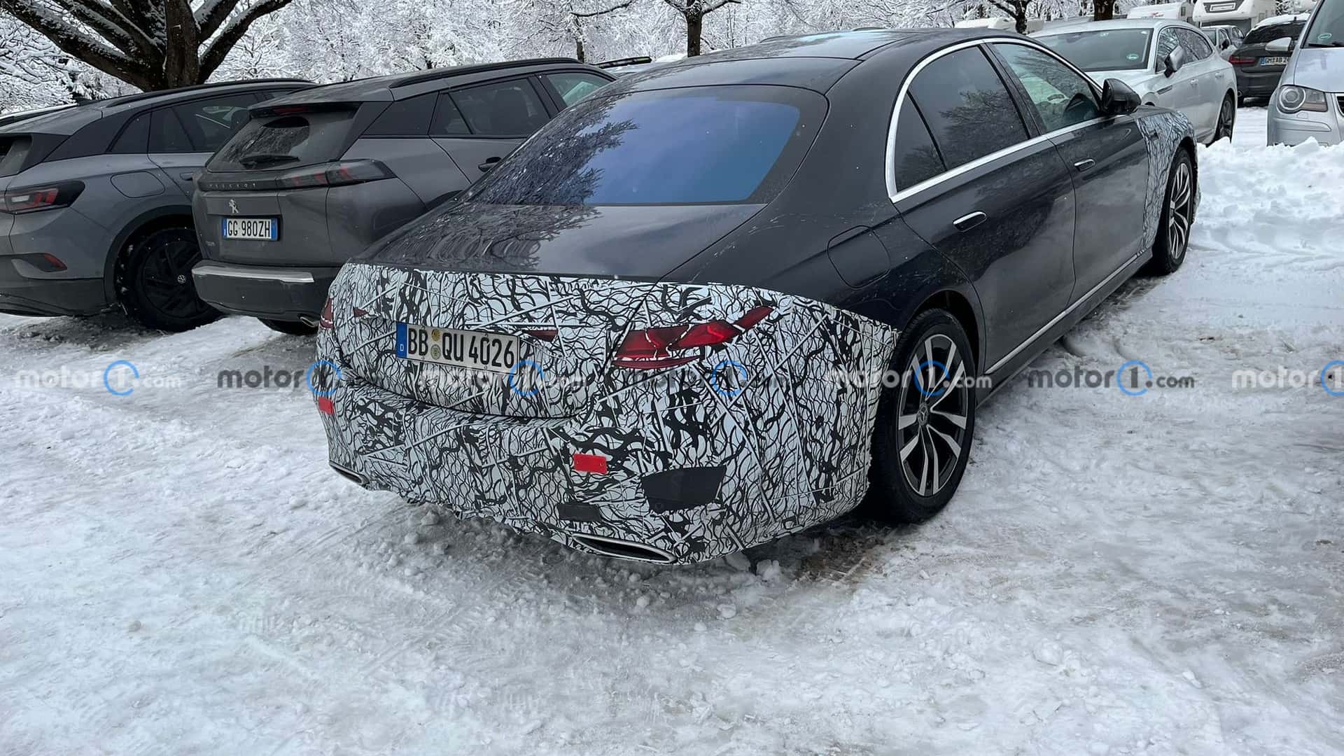 Makyajlı Mercedes S-Serisi, park halinde yakalandı