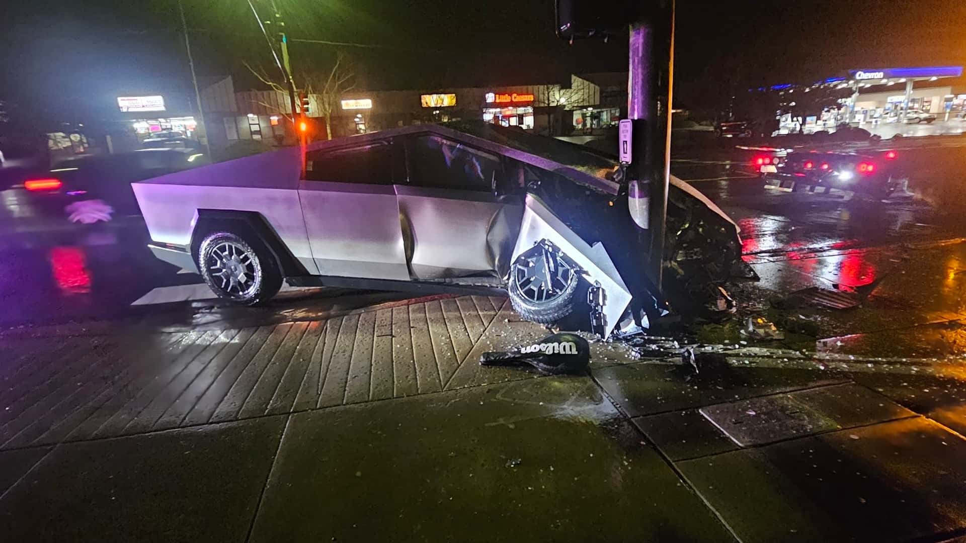 Tesla Cybertruck, otomatik pilot modundayken kaza yaptı!