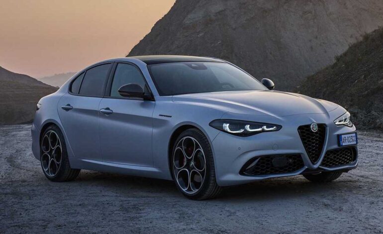 Yeni Alfa Romeo Giulia, benzinli motor seçeneğine sahip olacak!