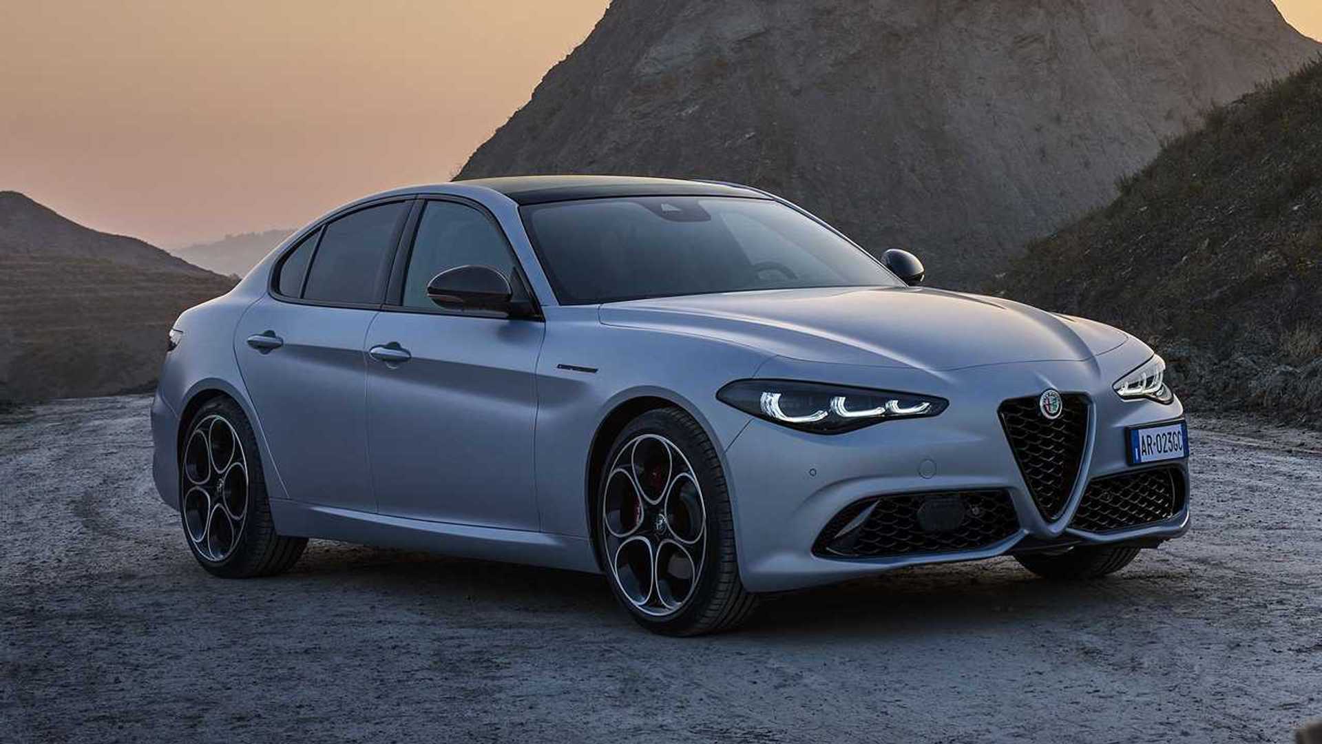 Yeni Alfa Romeo Giulia, benzinli motor seçeneğine sahip olacak!