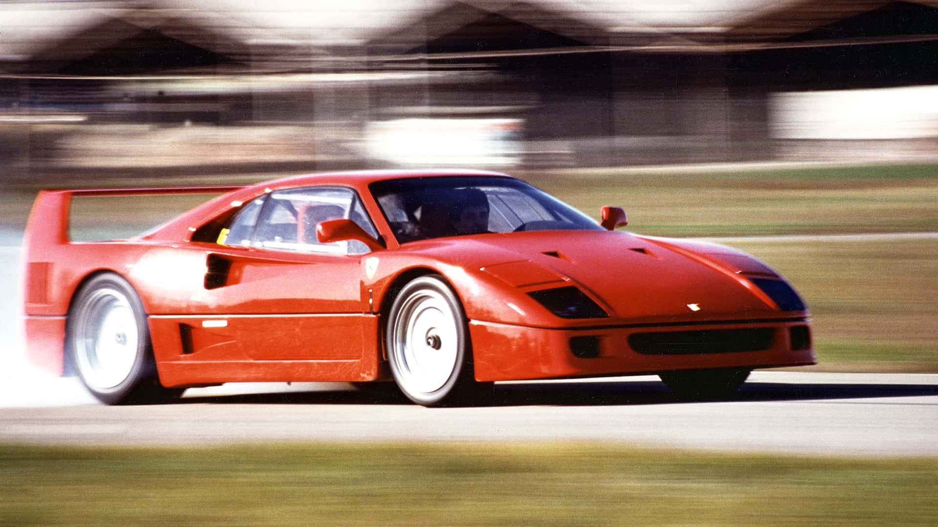 Lewis Hamilton, yeni bir F40 modeli tasarlamak istiyor.