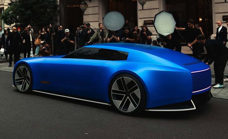 Jaguar Type 00, Paris sokaklarında seyahat ediyor