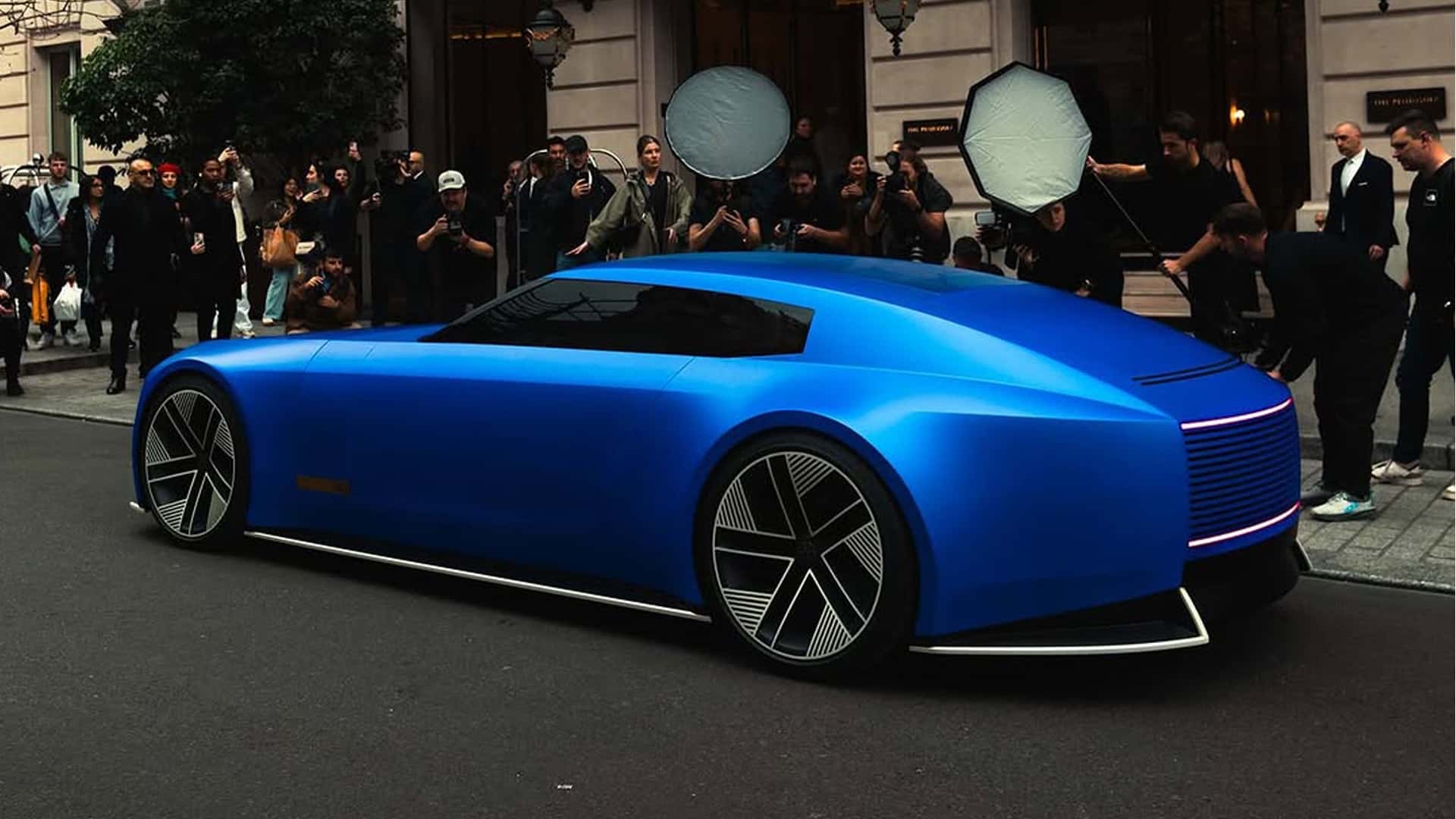 Jaguar Type 00, Paris sokaklarında seyahat ediyor