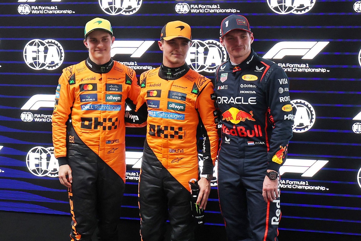 Norris ilk sırada pole pozisyonunda, McLarenlar ön sırada, Verstappen ise üçüncü sırada.