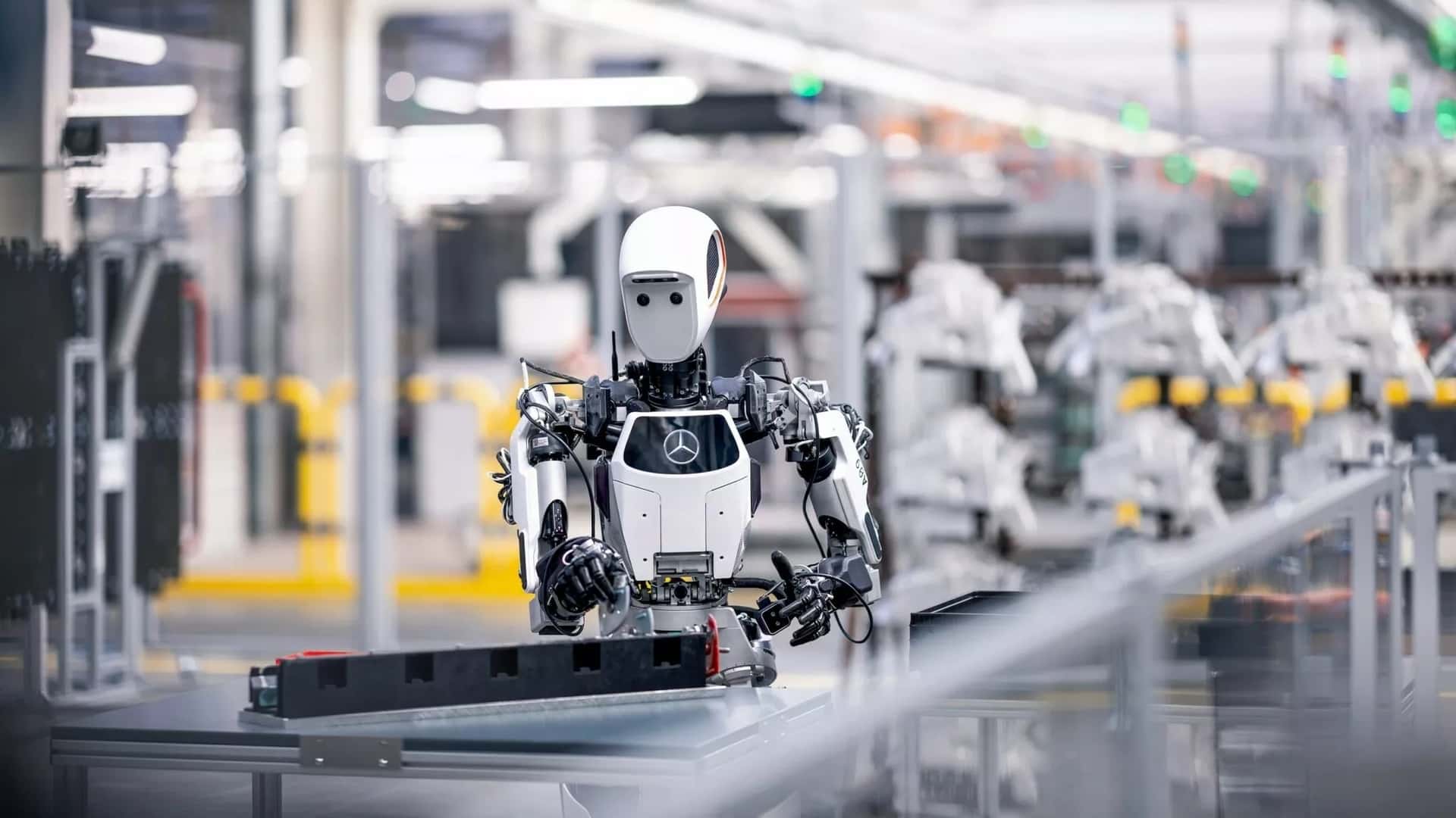 Mercedes, fabrikalarında insan benzeri robotları kullanmaya başladı.