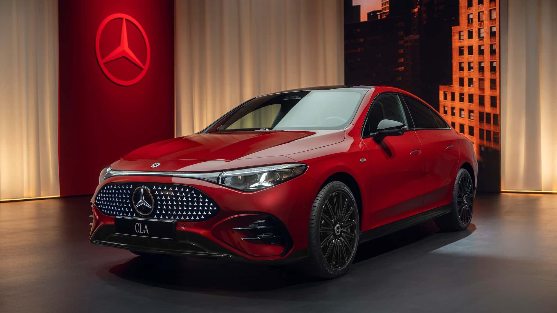 Yepyeni tasarım diliyle tanıtılan Yeni Mercedes-Benz CLA