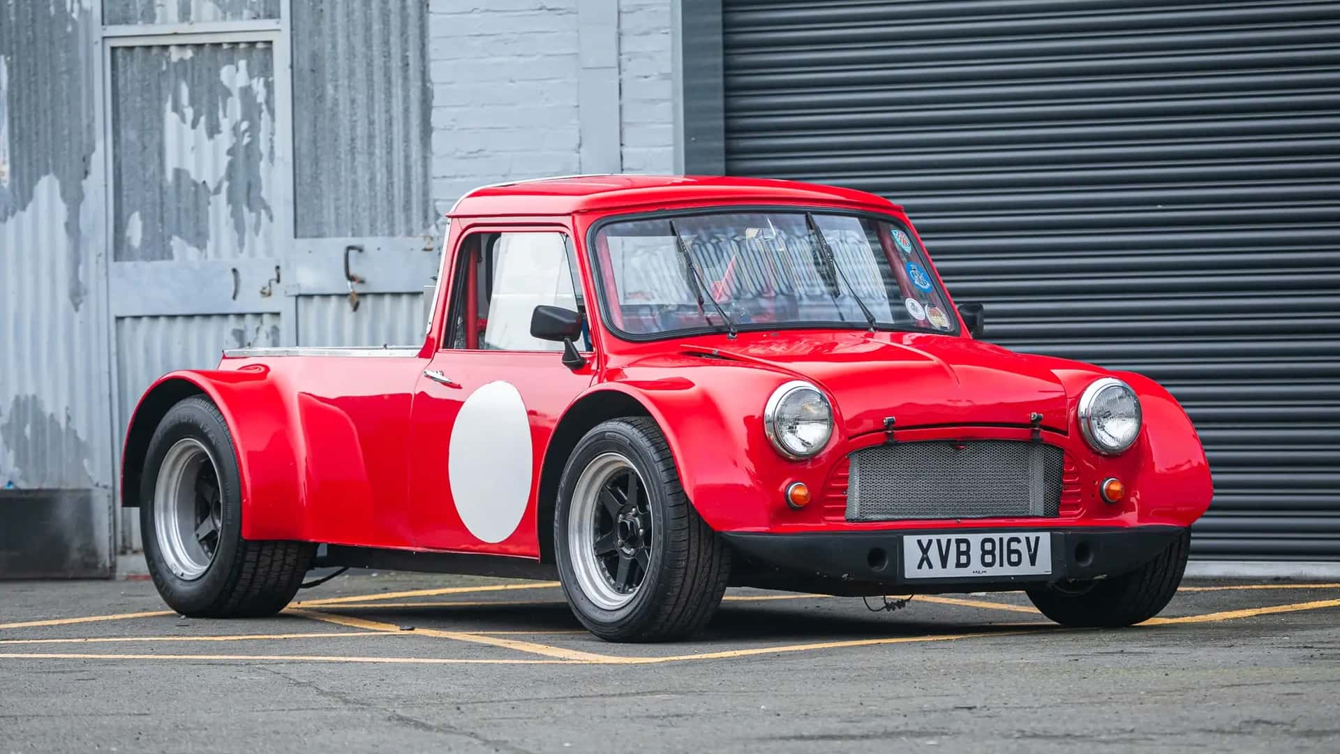 Ford V8 motorlu bir Pickup’a dönüştürülen bu MINI Cooper