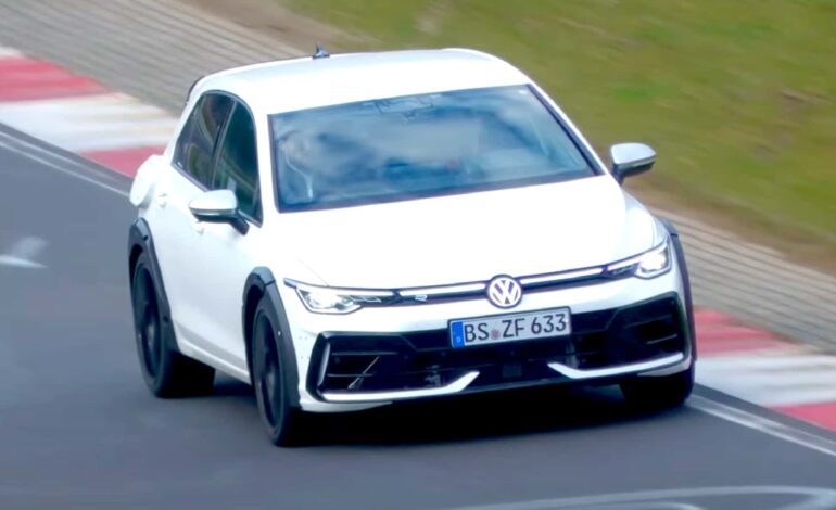 Volkswagen Golf R, off-road tarzı bir gövdeyle test ediliyor.