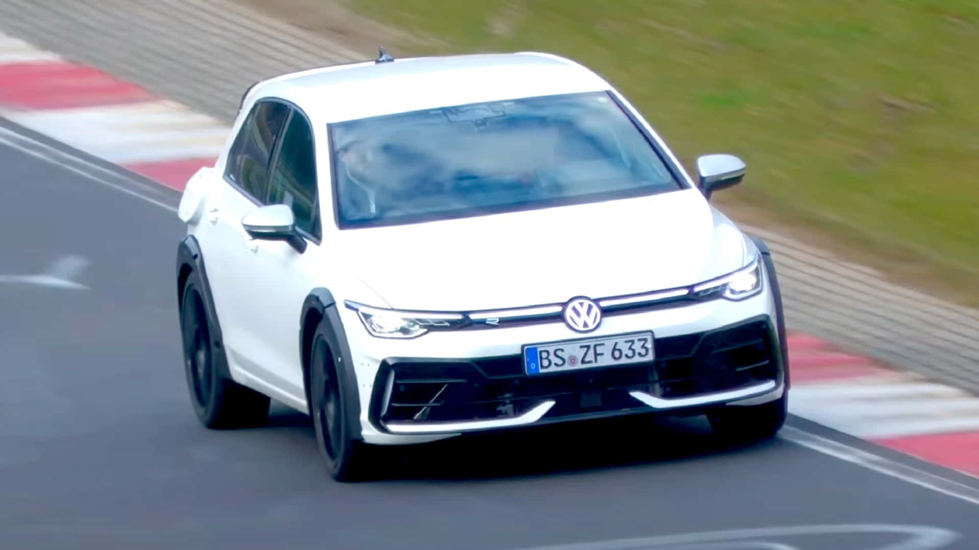Volkswagen Golf R, off-road tarzı bir gövdeyle test ediliyor.