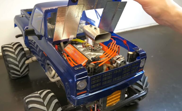 Uzaktan kumandalı canavar kamyon, gerçek bir V8 motorla hareket ediyor!
