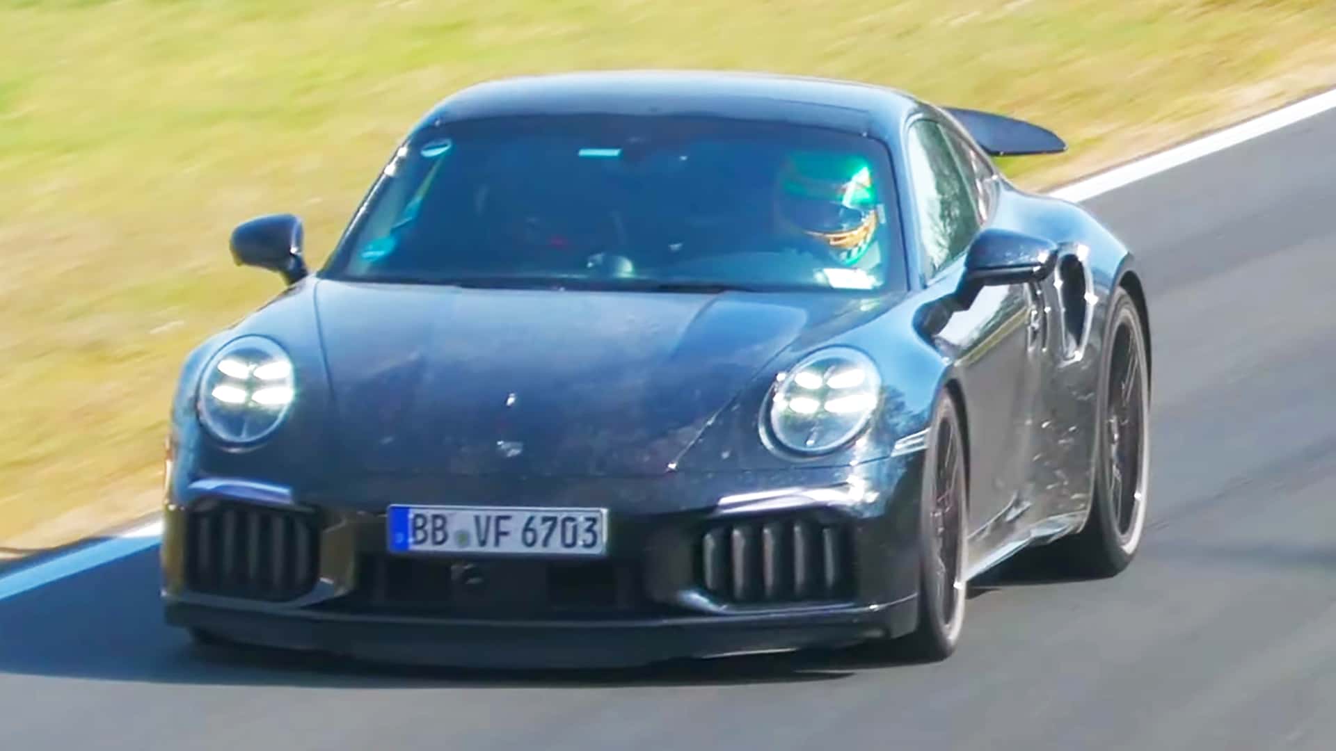 Yeni Porsche 911 Turbo, kamuflajsız şekilde test ediliyor