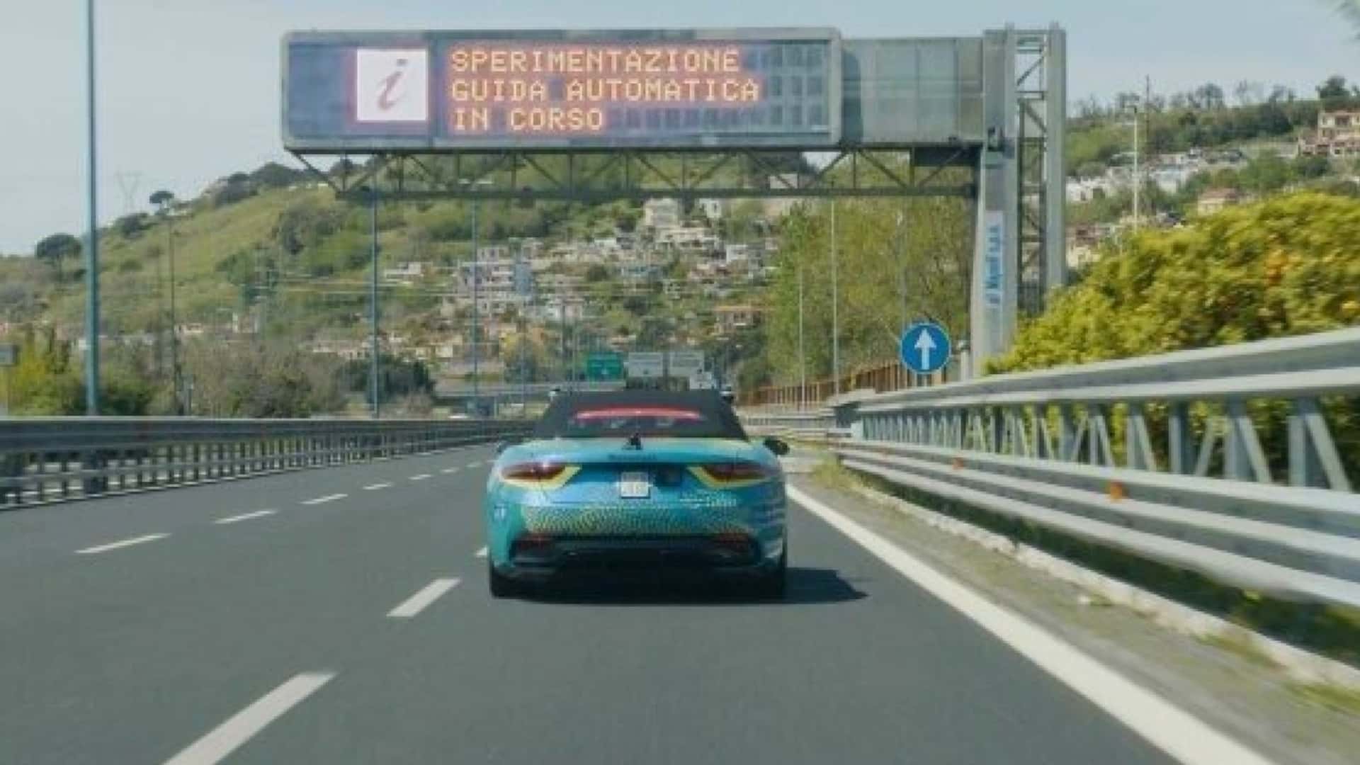 Otonom Maserati MC20, Napoli çevre yolunda kendi kendine sürdü.