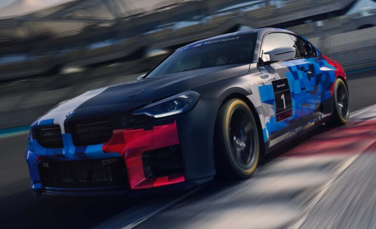 BMW M2 yarış aracı, dört silindirli bir motora sahiptir.
