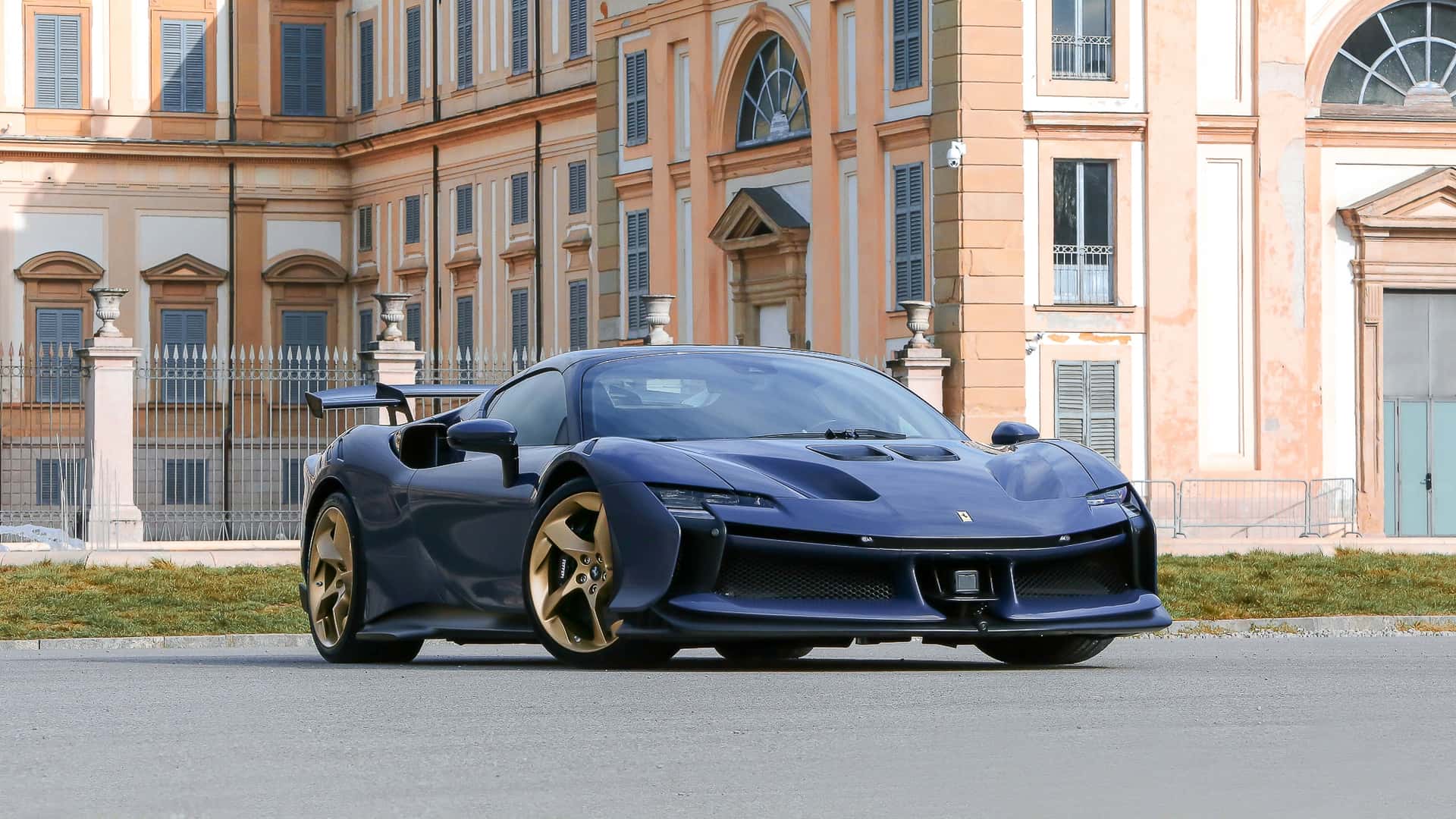 Ferrari SF90 XX Spider, ilk kez açık artırma ile satışa çıkarılıyor.