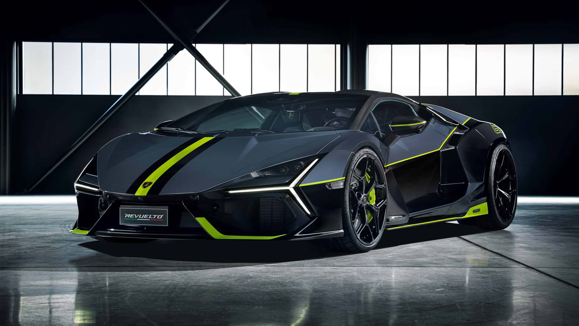 Lamborghini Revuelto, Ducati tasarımıyla dikkat çekiyor.