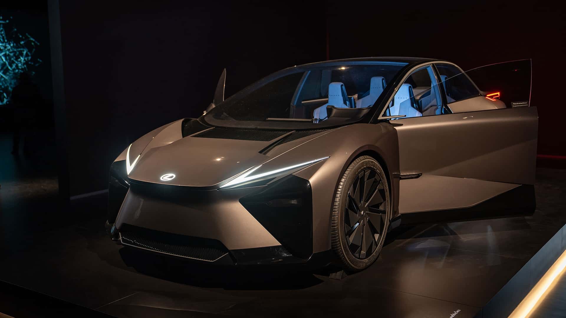 Lexus, Milano Tasarım Haftası’nda çıkartma sergiledi.