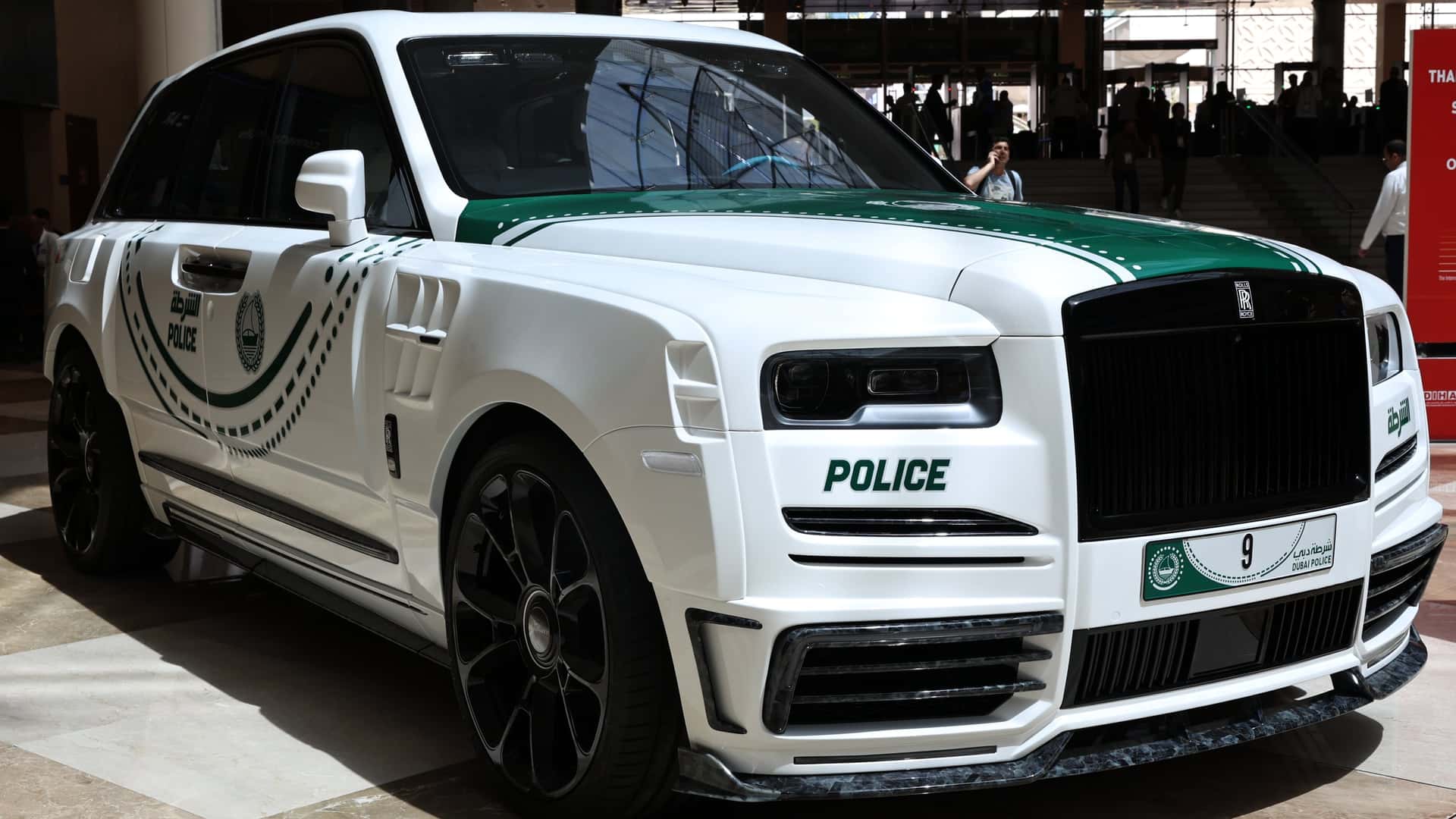 Dubai Polisi, özel olarak modifiye edilmiş bir Rolls-Royce Cullinan’ı teslim aldı