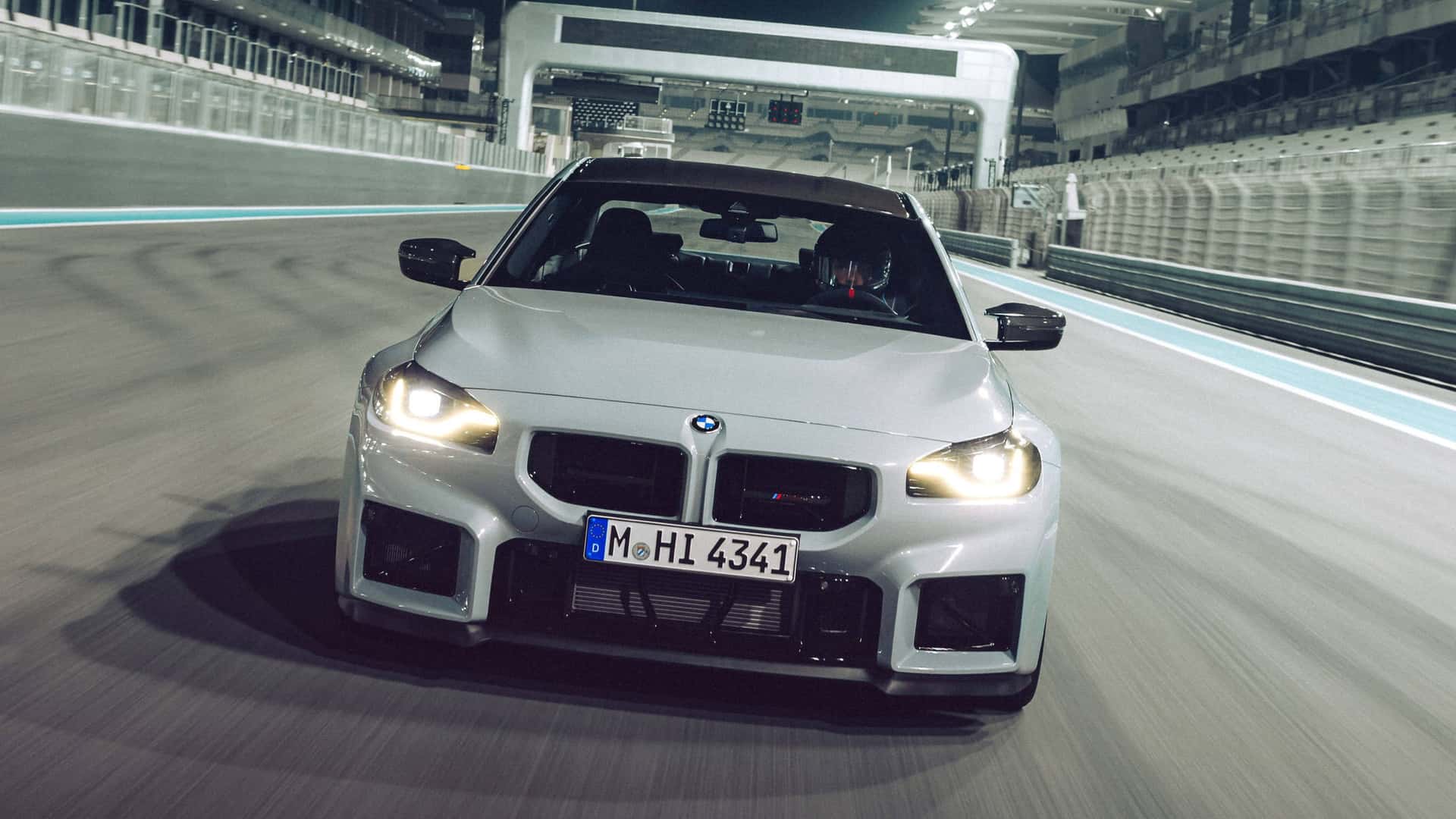 BMW M2 CS, 530 beygir gücüne sahip olarak piyasaya sürüldü!