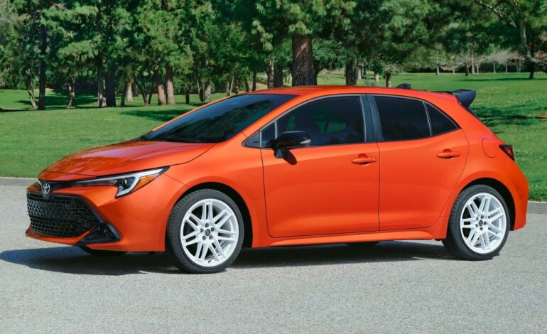 Toyota Corolla, beyaz jantlarıyla muhteşem bir görünüme sahip.