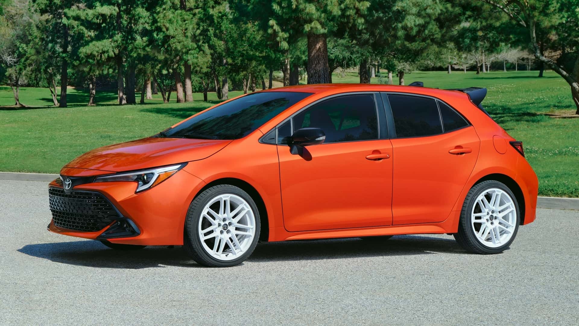 Toyota Corolla, beyaz jantlarıyla muhteşem bir görünüme sahip.