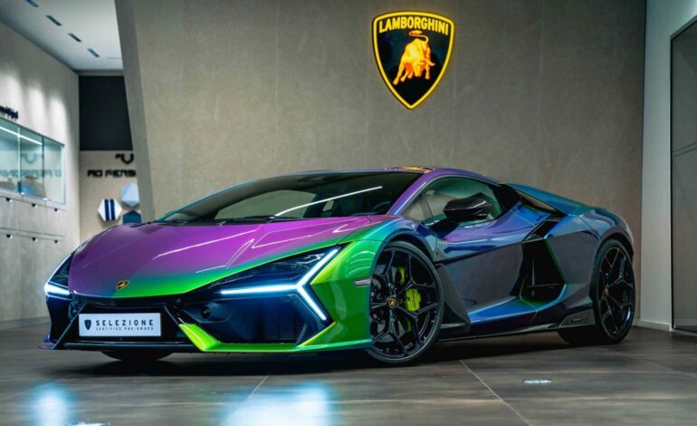 Bu Lamborghini Revuelto renk değiştiren bir boya ile donatılmış.