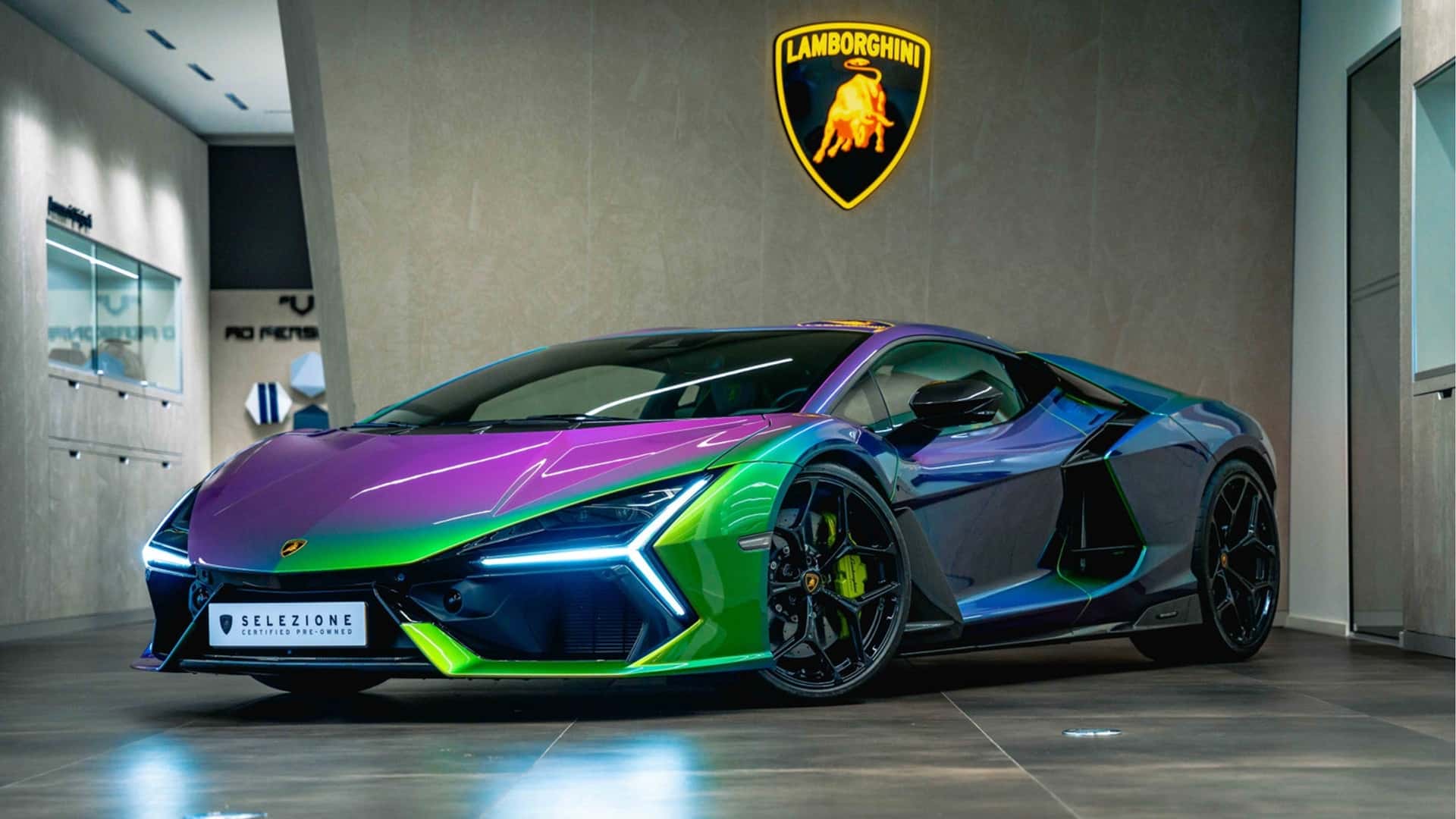 Bu Lamborghini Revuelto renk değiştiren bir boya ile donatılmış.