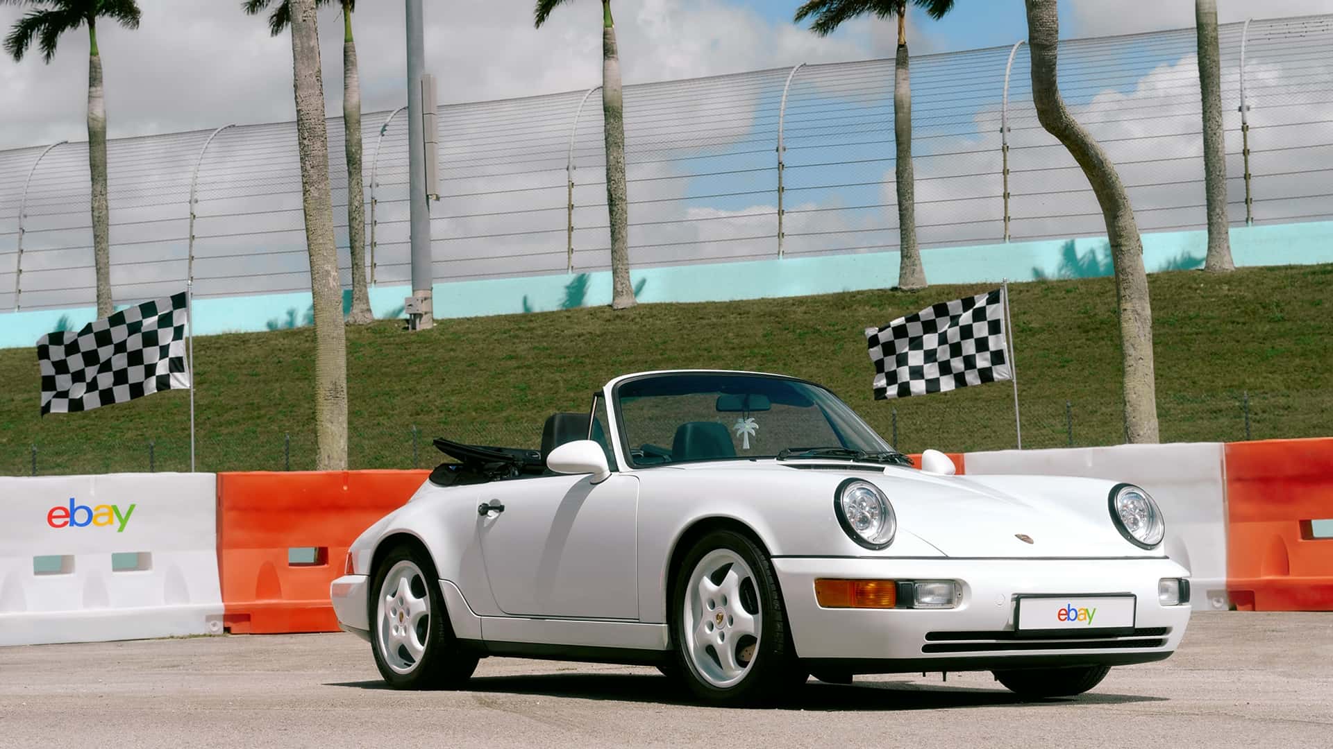 Miami ruhunu yansıtan bu Porsche 911, şimdi açık artırmada!