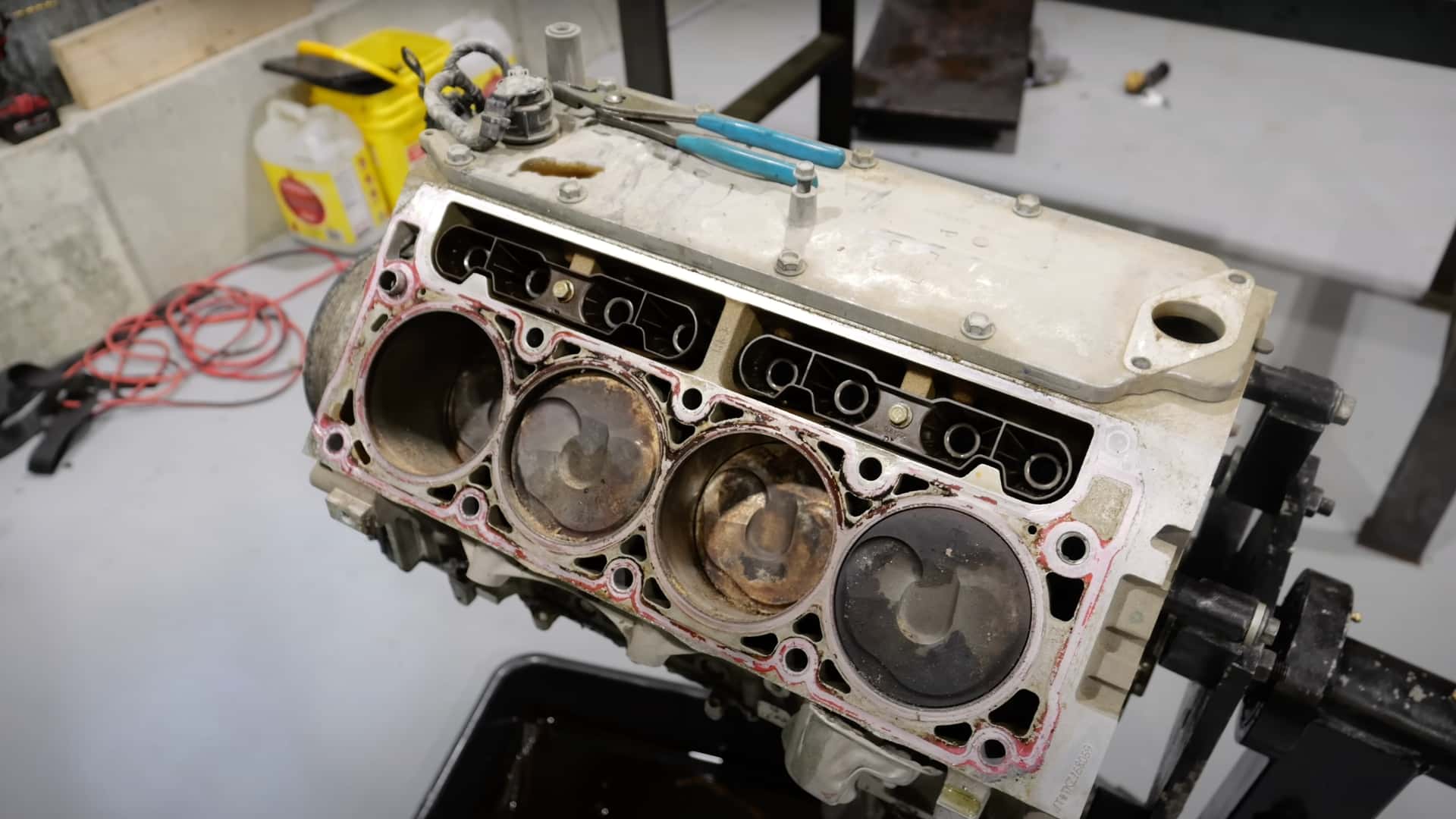 V8 motorun tek sorunu, kapak contasının yanlış yönde takılmasıdır.