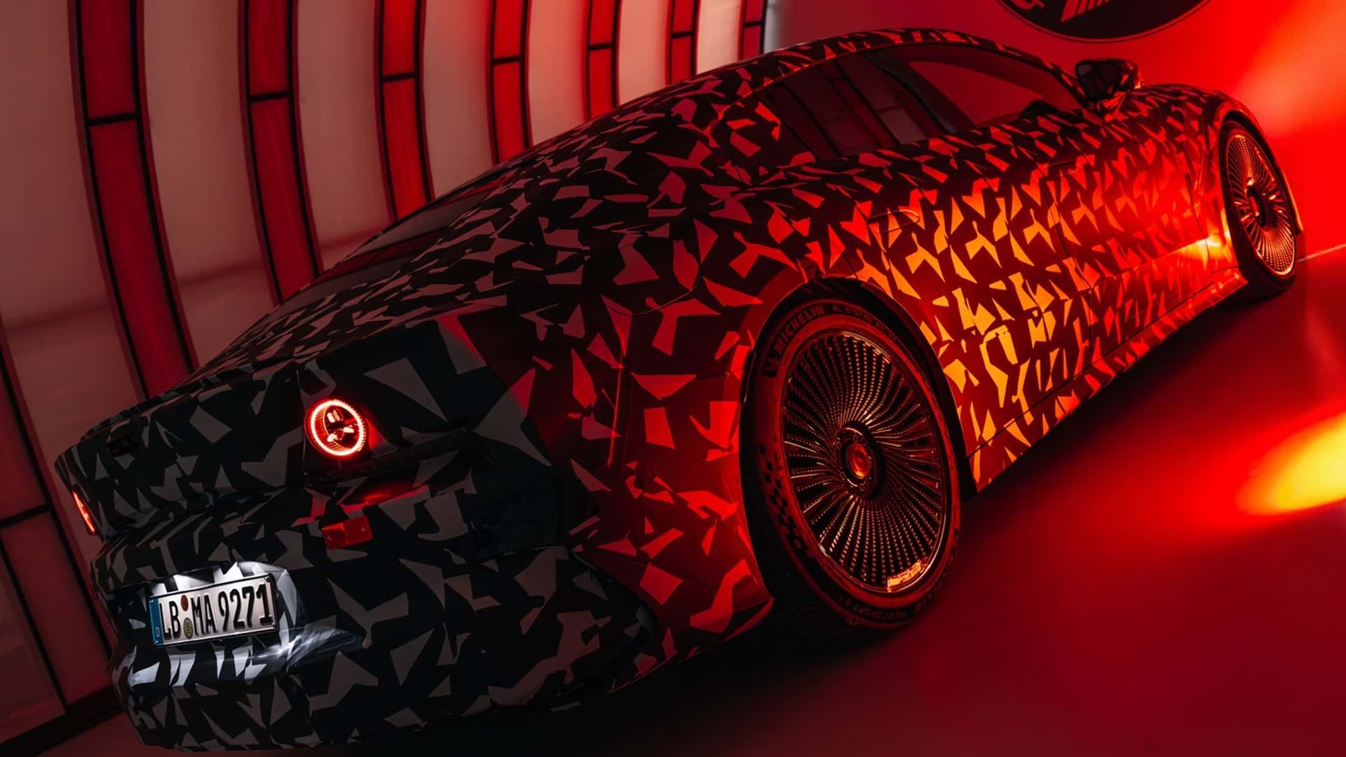 AMG’nin elektrikli süper sedanı teaser görselleri ile tanıtıldı