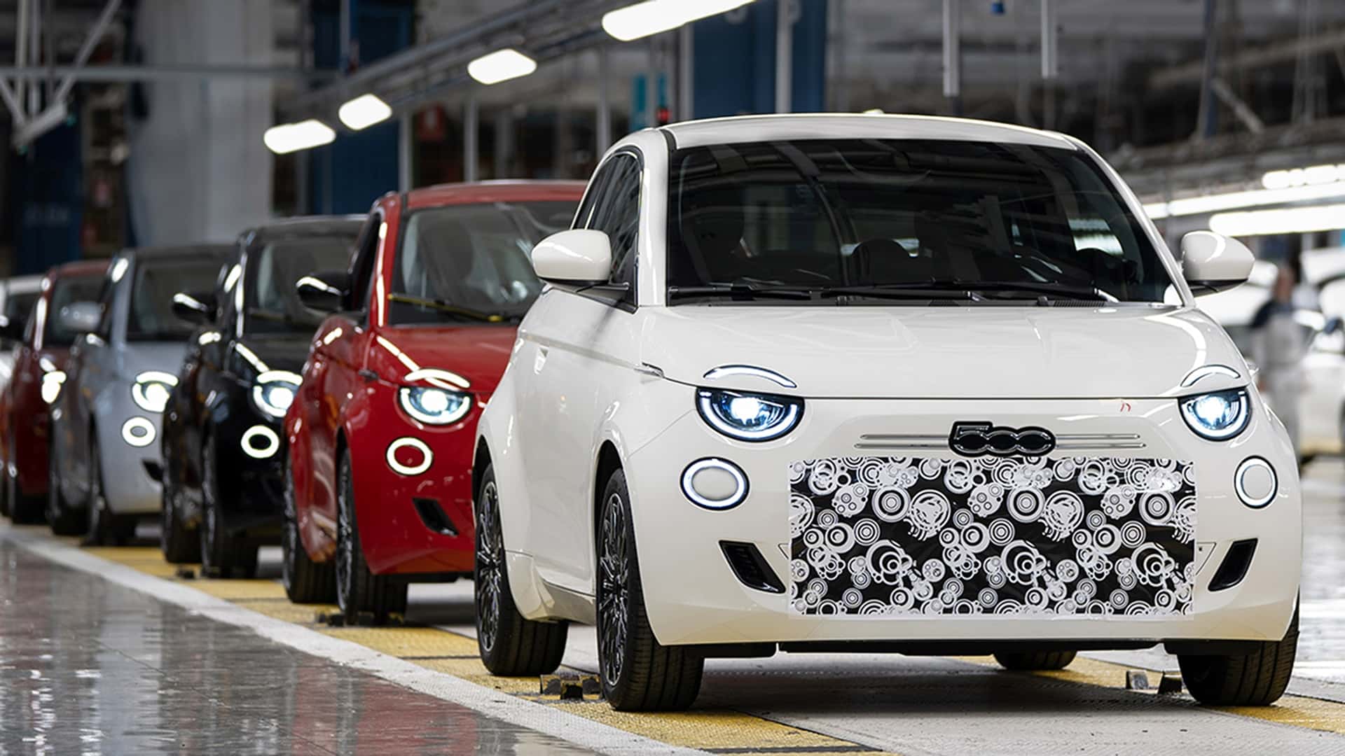 Hibrit Fiat 500, üretim bandında poz veriyor