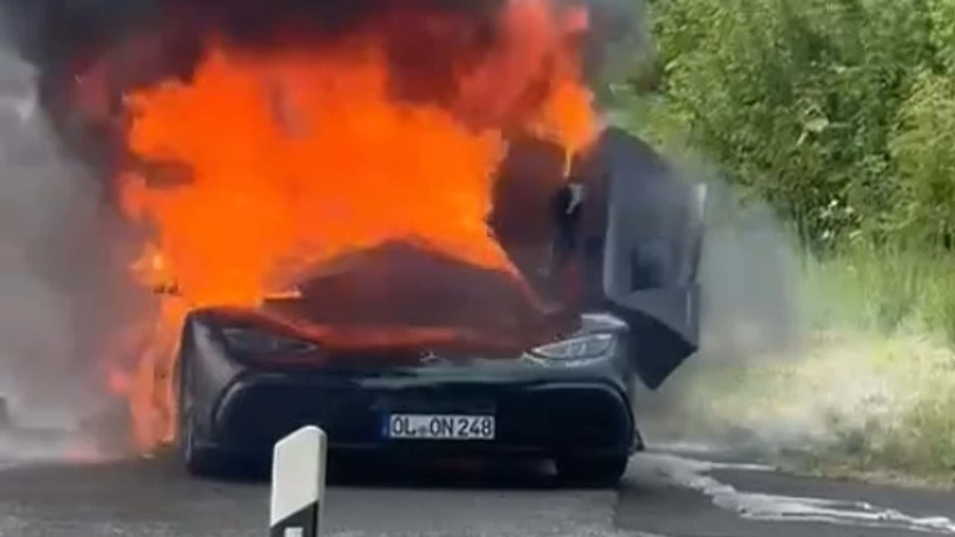 Yeşil renkli bir AMG One alevler içinde kayboldu.